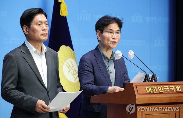 더불어민주당 소속 국회 과학기술정보방송통신위원회 조승래, 외교통일위원회 이용선(오른쪽) 간사가 12일 오후 서울 여의도 국회 소통관에서 일본 네이버 라인 사태 관련 기자회견을 하고 있다.[사진=연합뉴스]