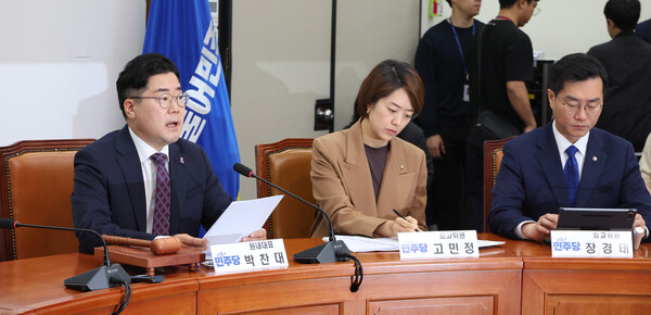 더불어민주당 박찬대 원내대표(왼쪽)가 13일 오전 국회에서 열린 최고위원회의에서 발언하고 있다. [사진=연합뉴스]