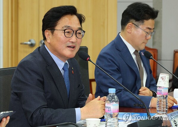 더불어민주당 우원식 의원이 8일 오후 서울 국회 의원회관에서 열린 기본사회 정책 간담회에서 발언하고 있다. [사진=연합뉴스]