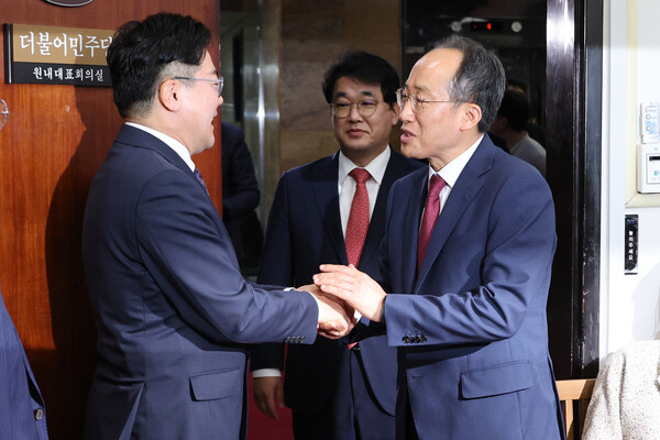 국민의힘 추경호 원내대표가 13일 오전 서울 여의도 국회에서 더불어민주당 박찬대 원내대표를 예방해 악수하고 있다. [사진=연합뉴스]