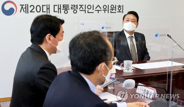 윤석열 대통령 당선인이 31일 오전 서울 종로구 통의동 대통령직인수위원회에서 열린 경제 1·2분과, 과학기술교육분과 업무보고 회의에서 안철수 인수위원장의 발언을 청취하고 있다. 2022.3.31 [사진=연합뉴스]