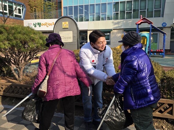 안철수 의원이 22대 총선 선거 유세 당시 지역 주민들과 인사하는 모습. [사진=의원실 제공]