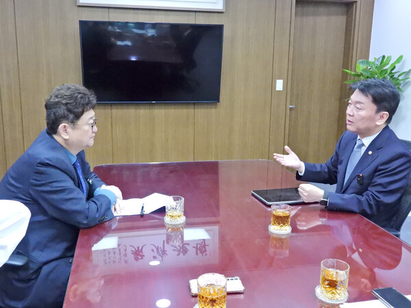 안철수 의원은 영수회담에 대해 “일회성 이벤트로 끝나면 안 된다. 여야정협의체를 상설화하는 것이 좋겠다”고 말했다. [사진=전희재 폴리뉴스 PD]