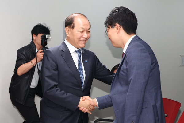 국민의힘 황우여 비상대책위원장이 14일 오전 서울 여의도 당사에서 열린 제3차 총선백서 특별위원회의에 참석해 조정훈 위원장과 악수하고 있다. [사진=연합뉴스]