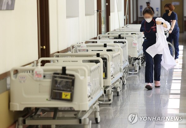 법원이 의료계의 의대증원 집행정지 가처분 신청에 대한 판단을 오늘(16일) 오후 5시경 내릴 것으로 보인다 [사진=연합뉴스]