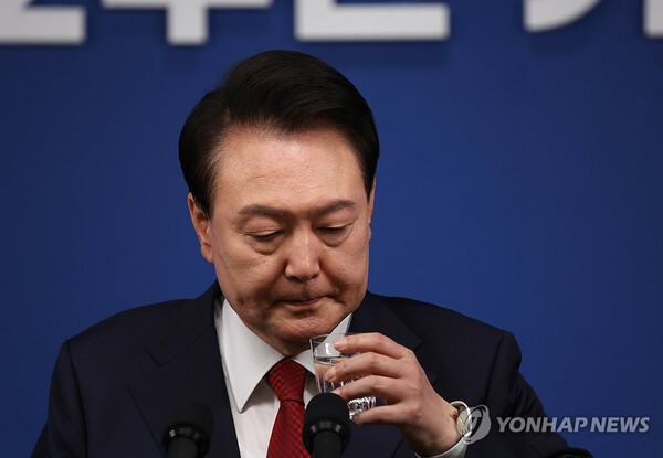 윤석열 대통령이 9일 오전 서울 용산 대통령실 청사 브리핑실에서 열린 '윤석열정부 2년 국민보고 및 기자회견'에서 물을 마시며 목을 축이고 있다. [사진=연합뉴스]