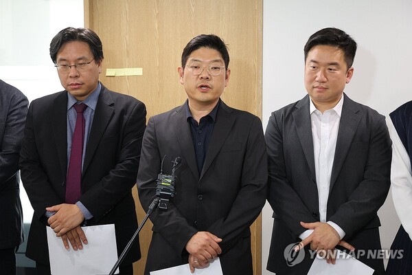 국민의힘 소장파 모임인 '첫목회' 소속 이재영 간사가 15일 오전 서울 종로구 경제사회연구원 앞에서 총선 패배 원인과 당 수습 방안 등에 대한 끝장 밤샘토론 결과를 발표하고 있다. [사진=연합뉴스]