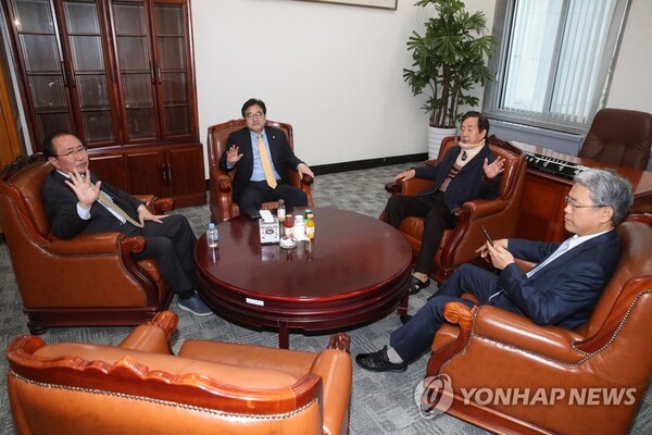 국회 정상화 협상 시한으로 제시된 8일 오후 여야 원내대표들이 서울 여의도 국회 운영위원장실에서 회동을 갖고 있다. 왼쪽부터 평화와 정의 의원모임 노회찬 원내대표, 더불어민주당 우원식 원내대표, 자유한국당 김성태 원내대표, 바른미래당 김동철 원내대표 [사진=연합뉴스]