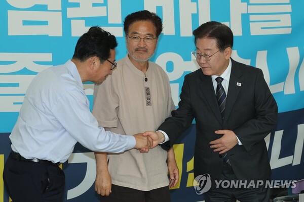 더불어민주당 이재명 대표가 10일 오전 국회 본청 앞에서 일본의 후쿠시마 오염수 방류 철회를 촉구하며 15일째 단식 농성 중인 우원식 의원과 6일째 단식을 이어가고 있는 김한정 의원을 찾아 인사하고 있다. [사진=연합뉴스]