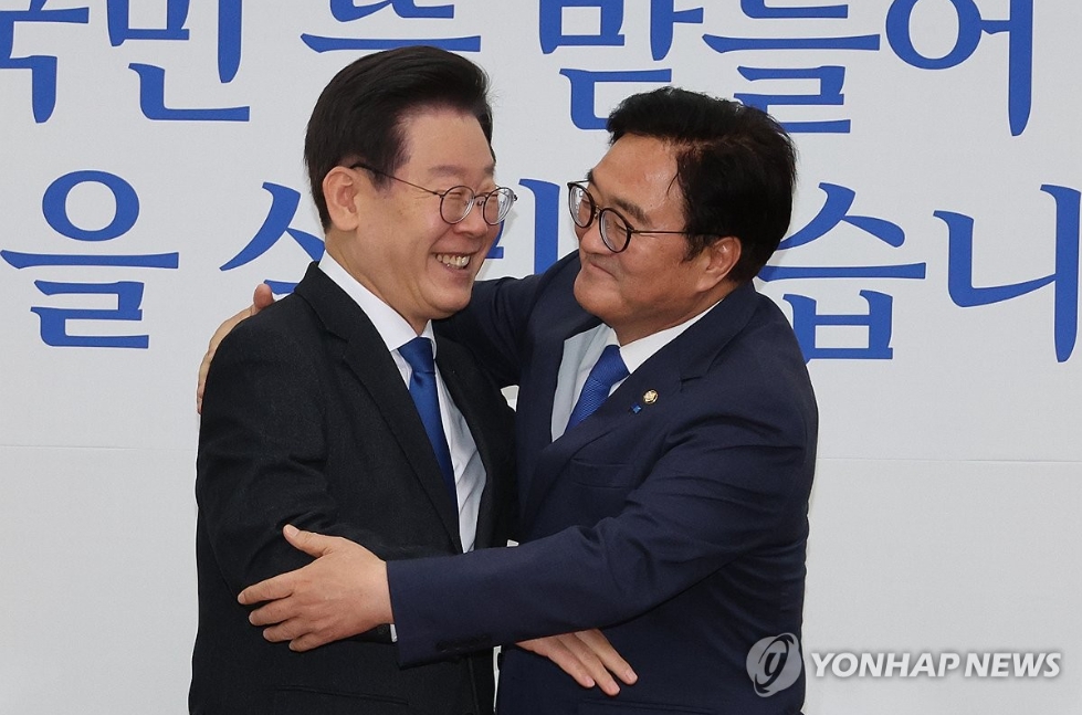  더불어민주당 이재명 대표가 16일 오후 서울 여의도 국회 당대표실에서 이날 국회의장 후보로 선출된 우원식 의원을 만나 포옹하고 있다. 2024.5.16 [사진=연합뉴스]
