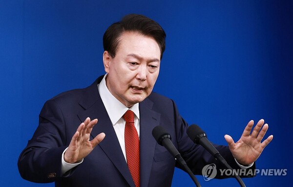 윤석열 대통령이 9일 오전 서울 용산 대통령실 청사 브리핑실에서 열린 '윤석열정부 2년 국민보고 및 기자회견'에서 질문에 답하고 있다. [사진=연합뉴스]