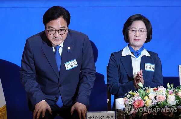 더불어민주당 국회의장 후보로 선출된 우원식 의원이 16일 오전 국회 의원회관에서 열린 제22대 전반기 국회의장단 후보 선출을 위한 당선자 총회에서 투표 결과가 발표되자 인사하고 있다. 경쟁자였던 추미애 당선인은 박수를 보내고 있다. [사진=연합뉴스]