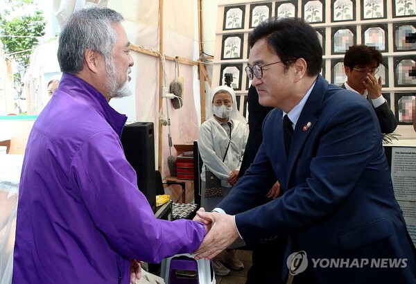 22대 전반기 국회의장 후보로 선출된 더불어민주당 우원식 의원이 17일 오전 서울광장에 마련된 이태원 참사 희생자 분향소를 찾아 10·29이태원참사 유가족협의회 이정민 운영위원장과 악수하고 있다. [사진=연합뉴스]