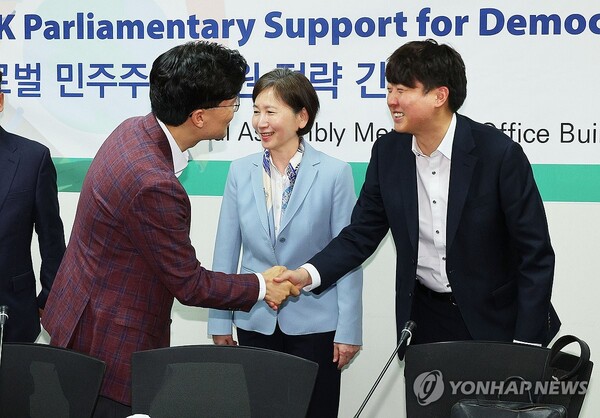 개혁신당 이준석 대표가 16일 오전 국회 의원회관에서 동아시아연구원(EAI) 주최로 열린 글로벌 민주주의 지원전략 간담회에서 국민의힘 조정훈 의원과 악수하고 있다. [사진=연합뉴스]