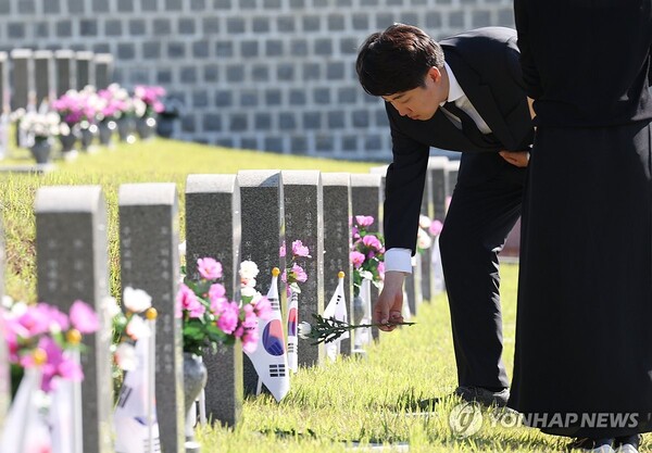 15일 오전 광주 북구 국립 5·18 민주묘지에서 개혁신당 이준석 대표와 당선인들이 5·18 묘지에 헌화·참배하고 있다. 이 대표는 경남 김해에서 재배한 국화 1천송이를 직접 공수해 개별 묘지마다 헌화·참배했다. [사진=연합뉴스]