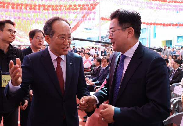 국민의힘 추경호 원내대표(오른쪽)가 15일 서울 종로구 조계사에서 열린 불기 2568년 부처님오신날 봉축법요식에 참석해 더불어민주당 박찬대 원내대표와 대화하고 있다. [사진=연합뉴스]