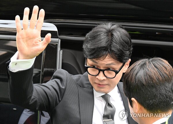 국민의힘 한동훈 비상대책위원장이 지난달 11일 서울 여의도 국민의힘 당사에서 제22대 국회의원 선거 관련 입장 발표를 한 뒤 당사를 떠나고 있다. [사진=연합뉴스]