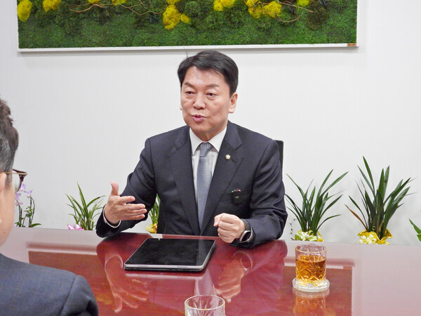 국민의힘 안철수 의원이 지난 13일 폴리뉴스 김능구 대표와 인터뷰 하고 있다. [사진=폴리뉴스]