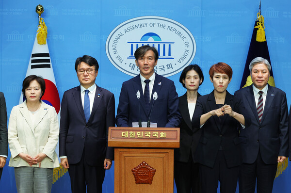 조국혁신당 조국 대표가 17일 오전 국회 소통관에서 기자회견을 열고 국회 개헌특위 설치 및 제7공화국 개헌 제안을 하고 있다.[사진=연합뉴스]