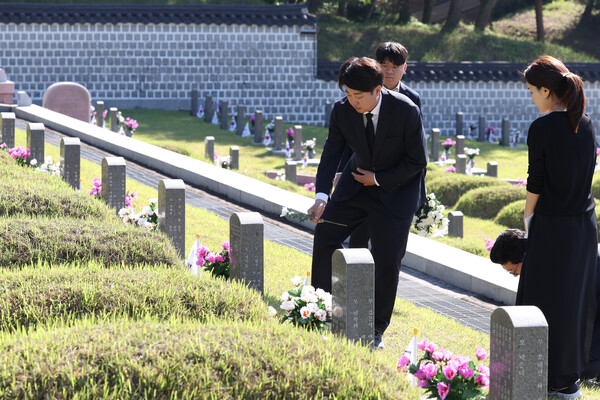 15일 오전 광주 북구 국립 5·18 민주묘지에서 개혁신당 이준석 대표와 당선인들이 5·18 묘지에 헌화·참배하고 있다. 이 대표는 경남 김해에서 재배한 국화 1천송이를 직접 공수해 개별 묘지마다 헌화·참배했다.[사진=연합뉴스]