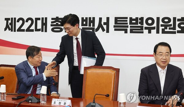 국민의힘 조정훈 총선백서TF 위원장과 이철규 의원(왼쪽)이 17일 오후 국회에서 열린 제22대 총선백서 특별위원회 전체 회의에 참석해 인사하고 있다. 오른쪽은 정영환 전 공천관리위원장. [사진=연합뉴스]