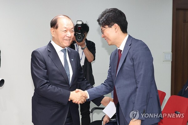 국민의힘 황우여 비상대책위원장이 14일 오전 서울 여의도 당사에서 열린 제3차 총선백서 특별위원회의에 참석해 조정훈 위원장과 악수하고 있다. [사진=연합뉴스]