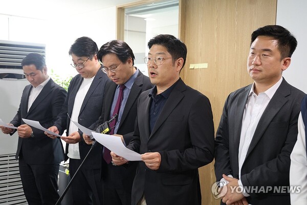 국민의힘 소장파 모임인 '첫목회' 소속 이재영 간사가 15일 오전 서울 종로구 경제사회연구원 앞에서 총선 패배 원인과 당 수습 방안 등에 대한 끝장 밤샘토론 결과를 발표하고 있다. [사진=연합뉴스]