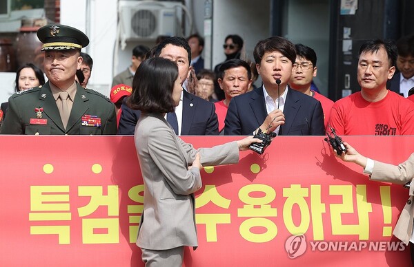 개혁신당 이준석 대표가 17일 오전 박정훈 전 해병대 수사단장의 4차 공판이 열리는 서울 용산구 중앙지역군사법원 앞에서 발언하고 있다. [사진=연합뉴스]