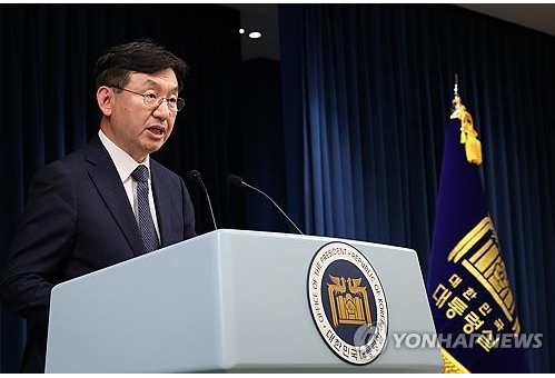 성태윤 대통령실 정책실장이 20일 서울 용산 대통령실 청사에서 해외 직접구매(직구) 논란과 관련해 브리핑하고 있다. [사진=연합뉴스]