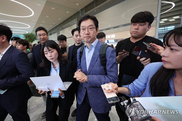 '친노·친문 적자' 김경수 전 경남지사가 故 노무현 전 대통령 추도식 참석차 일시 귀국하면서 그의 행보에 관심이 모아지고 있다 [사진=연합뉴스]