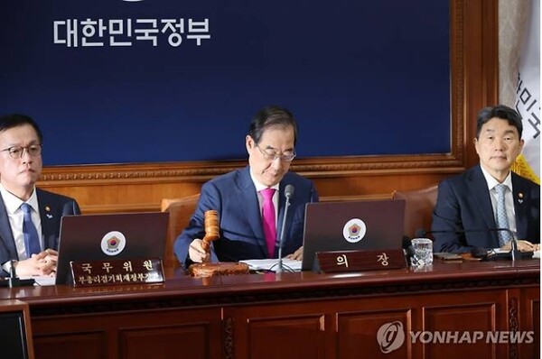 한덕수 국무총리가 21일 서울 종로구 정부서울청사에서 열린 국무회의를 열고 '채상병 특검법' 재의요구안을 의결하는 의사봉을 두드리고 있다. [사진=연합뉴스]