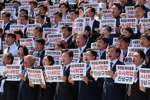 더불어민주당 이재명 대표, 조국혁신당 조국 대표 등 야당 의원과 시민단체 관계자들이 21일 서울 여의도 국회에서 열린 '채상병 특검법' 재의요구 규탄 야당·시민사회 공동기자회견에서 구호를 외치고 있다. 정부는 이날 한덕수 국무총리 주재로 국무회의를 열어 '해병대 채상병 사망 사건 수사 외압 의혹 특별검사법'에 대한 재의요구안을 의결했다. [사진=연합뉴스]