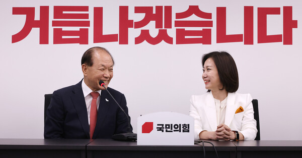 국민의힘 황우여 비상대책위원장이 21일 서울 여의도 당사를 예방한 개혁신당 허은아 당 대표(오른쪽)와 인사한 뒤 발언하고 있다. [사진=연합뉴스]