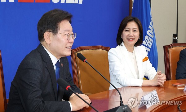 더불어민주당 이재명 대표가 21일 국회 더불어민주당 대표실을 예방한 개혁신당 허은아 대표(오른쪽)와 인사한 뒤 발언하고 있다. [사진=연합뉴스]