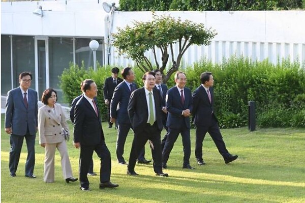 윤석열 대통령이 지난 13일 서울 한남동 관저에서 국민의힘 추경호 원내대표, 성일종 사무총장, 전주혜, 엄태영, 유상범 비대위원, 정진석 비서실장 등과 만찬을 하기 전 산책하고 있다. [사진=연합뉴스]