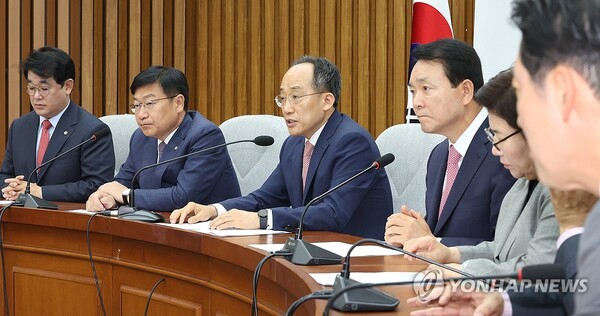 국민의힘 추경호 원내대표(가운데)가 21일 오전 국회에서 열린 원내대책회의에서 발언하고 있다. [사진=연합뉴스]