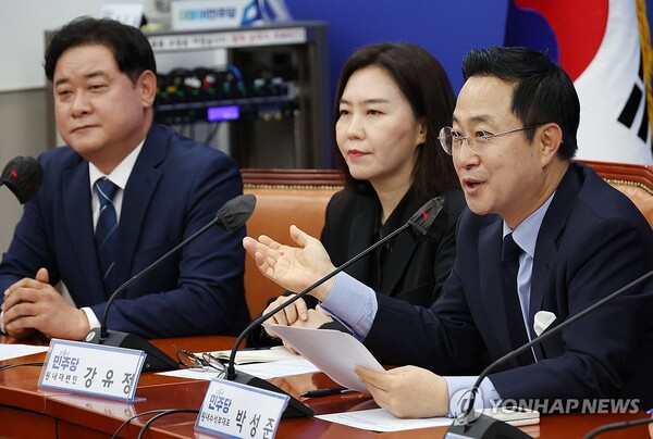 더불어민주당 박성준 원내수석부대표가 7일 국회에서 열린 원내대책회의에서 인사말을 하고 있다. [사진=연합뉴스]