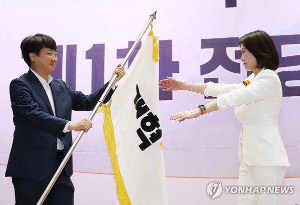 22대 국회 개원을 앞두고 국민의힘과 더불어민주당이 개혁신당을 향해 러브콜을 보내고 있다 [사진=연합뉴스]