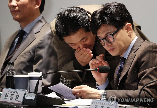 국민의힘 한동훈 비상대책위원장과 장동혁 사무총장이 19일 서울 중구 정보통신기술 전문기업 더비즈온에서 열린 '함께하는 AI의 미래' 민당정 간담회에서 대화하고 있다. [사진=연합뉴스]