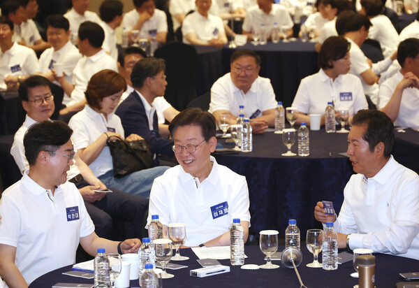 22일 충남 스플라스리솜에서 열린 제22대 국회 더불어민주당 당선인 워크숍에서 이재명 대표와 박찬대 원내대표가 대화하고 있다. [사진=연합뉴스]