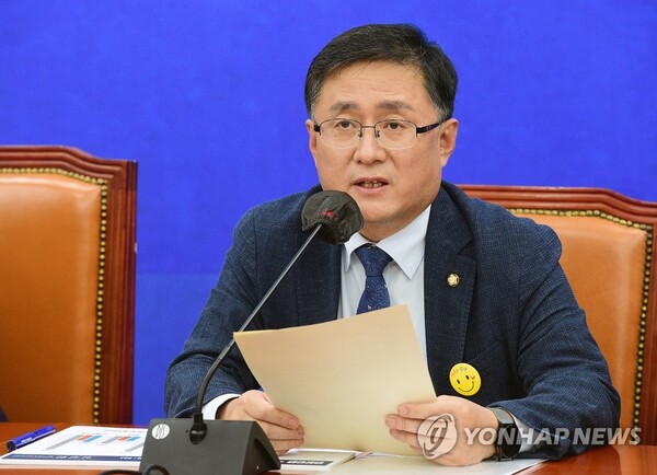 더불어민주당 김성환 정책위의장이 27일 국회에서 열린 원내대책회의에서 발언하고 있다. [사진=연합뉴스]