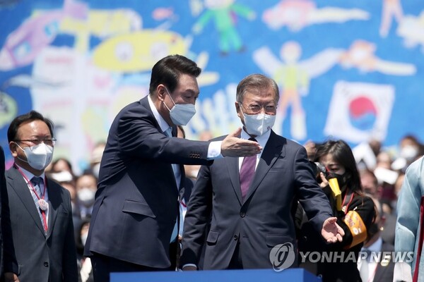 윤석열 대통령이 10일 오전 서울 여의도 국회에서 제20대 대통령 취임식을 마친 뒤 문재인 전 대통령을 배웅하고 있다. [사진=연합뉴스]