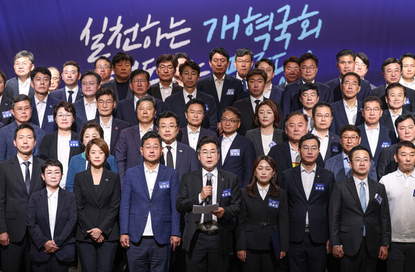 더불어민주당 박찬대 원내대표가 23일 충남 스플라스리솜에서 열린 제22대 국회 더불어민주당 당선인 워크숍에서 당선인 결의문 채택에 앞서 발언하고 있다. [사진=연합뉴스]