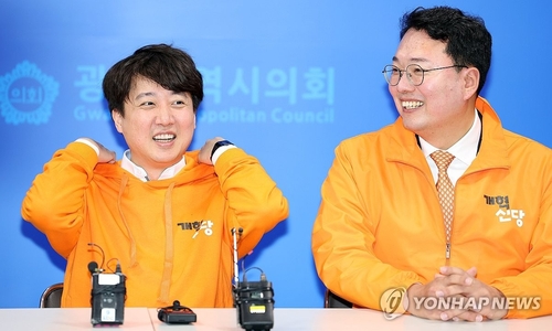 광주서 기자회견하는 천하람 개혁신당 제22대 국회의원 당선자(우측) [사진=연합뉴스]