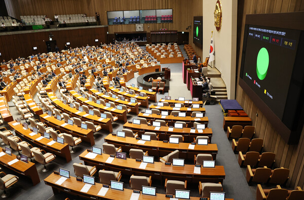 2일 서울 여의도 국회에서 열린 본회의에서 '해병대 채상병 사망사건 수사외압 의혹 특별검사법'이 야당 단독으로 통과되고 있다. [사진=연합뉴스]