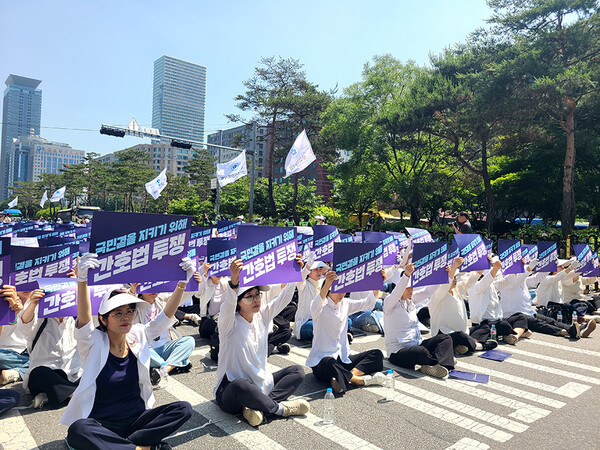 대한간호협회는 23일 국회앞 의사당대로에서 전국 간호사 2만여명이 모인 가운데 간호법 제정 촉구 결의대회를 개최했다.[사진=대한간호협회 제공]
