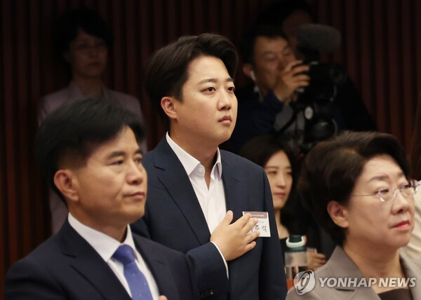 21일 서울 영등포구 국회박물관에서 열린 제22대 국회 초선의원 의정연찬회에 참석한 이준석 22대 국회의원 당선인이 국기에 경례하고 있다. [사진=연합뉴스]