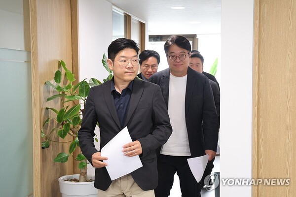 국민의힘 소장파 모임인 '첫목회' 소속 이재영 간사가 15일 오전 서울 종로구 경제사회연구원에서 총선 패배 원인과 당 수습 방안 등에 대한 끝장 밤샘토론 결과를 발표하기 위해 이동하고 있다.