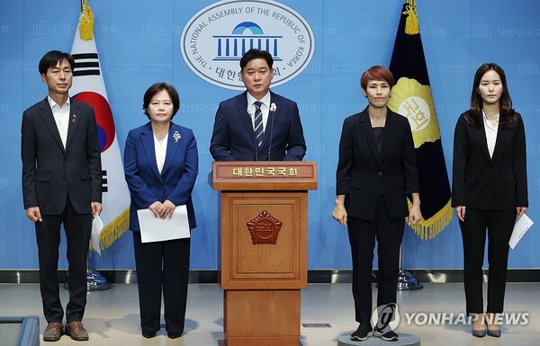 더불어민주당 윤종군 당선인(가운데) 등 야당 초선의원들이 24일 국회에서 채 상병 특검법 재의결을 촉구하는 기자회견을 하고 있다. [사진=연합뉴스]
