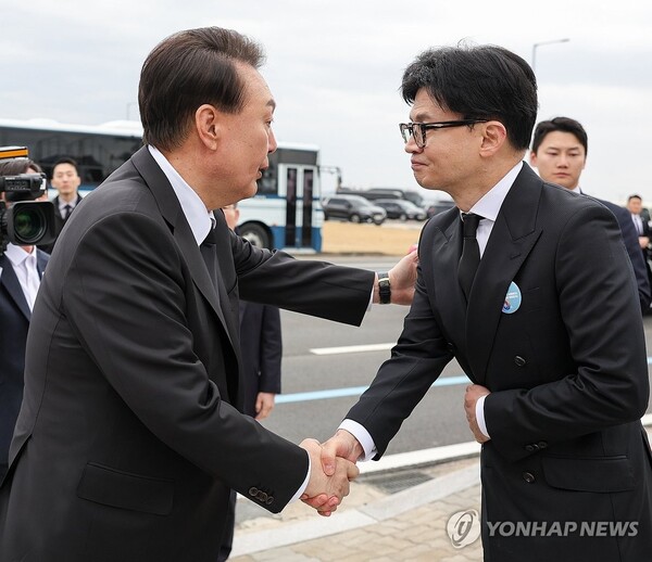 윤석열 대통령이 22일 경기도 평택 소재 해군 제2함대사령부에서 거행된 제9회 서해수호의날 기념식 행사를 마친 뒤 헤어지며 국민의힘 한동훈 비상대책위원장의 어깨를 두드려 주며 악수하고 있다. [사진=연합뉴스]